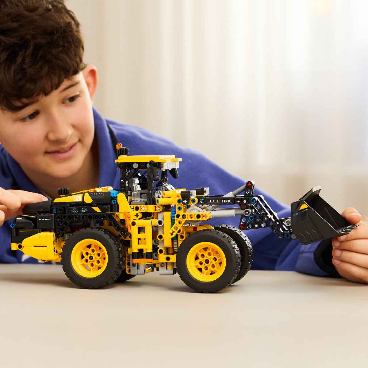 Đồ Chơi Lắp Ráp Xe Xúc Lốp Điện Volvo L120 LEGO TECHNIC 42209 (973 chi tiết)