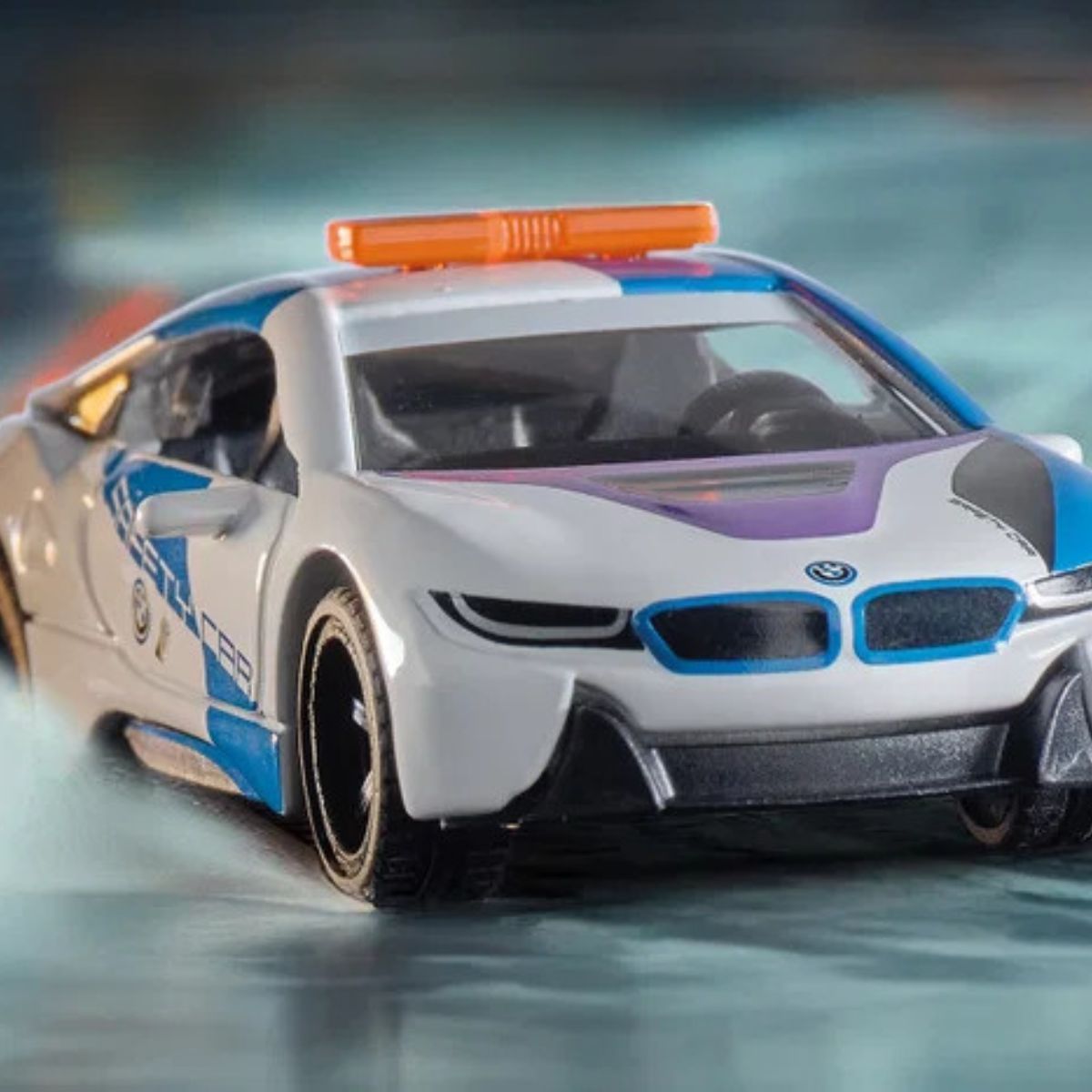 Đồ Chơi Xe Dẫn Đoàn BMW I8 Safety Car SIKU 2319