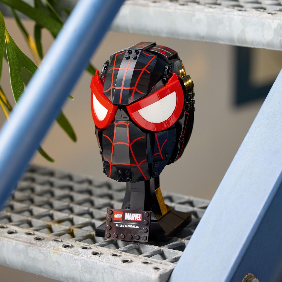 mat-na-cua-miles-morales-lego-superheroes-76329-04