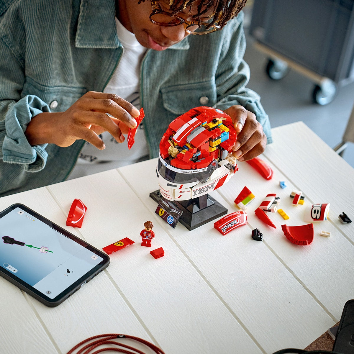 Đồ Chơi Lắp Ráp Mũ Bảo Hiểm Charles Leclerc Đội Scuderia Ferrari HP LEGO EDITIONS VEHICLES 43014
