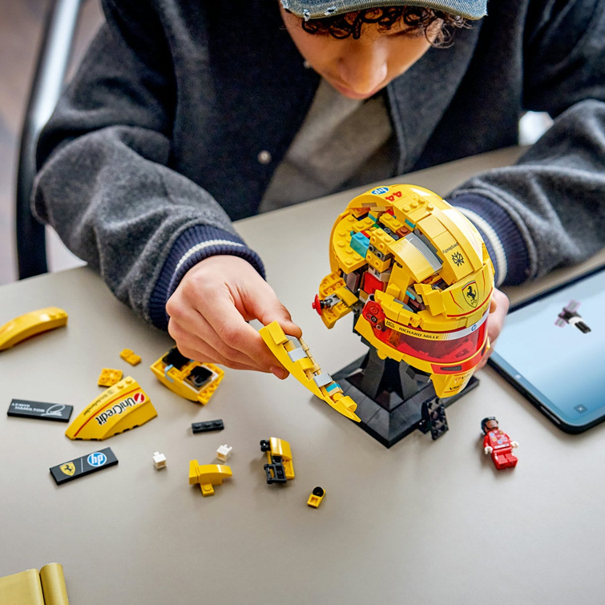 Đồ Chơi Mũ Bảo Hiểm Lewis Hamilton Đội Scuderia Ferrari HP LEGO EDITIONS VEHICLES 43022