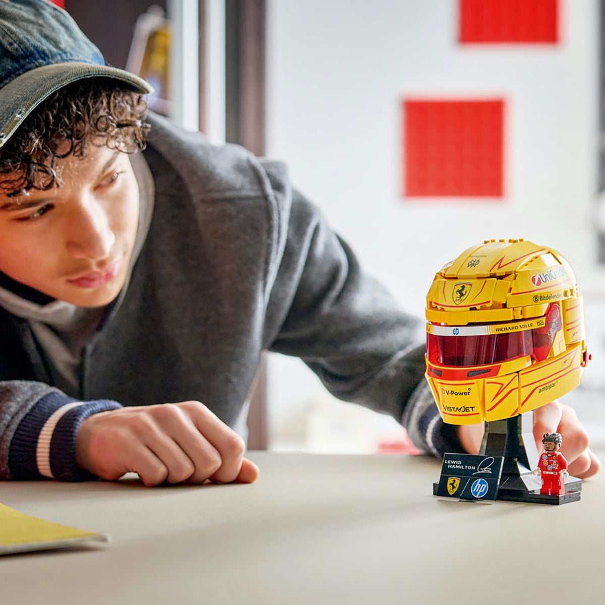 Đồ Chơi Mũ Bảo Hiểm Lewis Hamilton Đội Scuderia Ferrari HP LEGO EDITIONS VEHICLES 43022