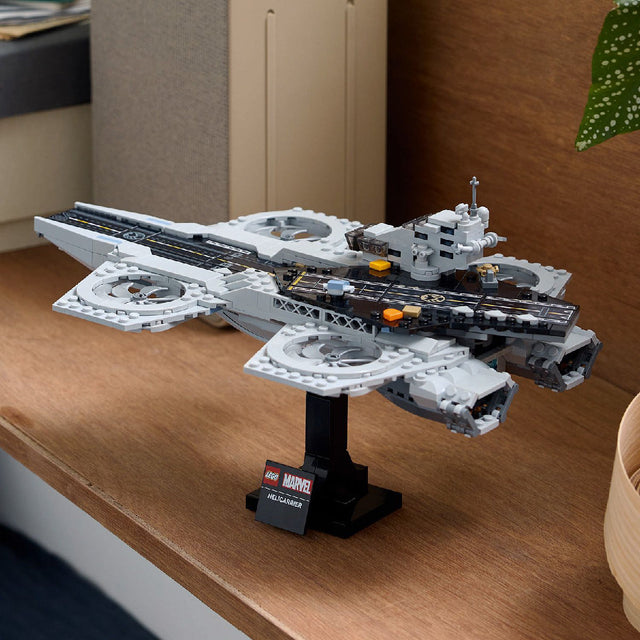 do-choi-lap-rap-tau-san-bay-tren-khong-cua-shield-lego-adults-76295-05