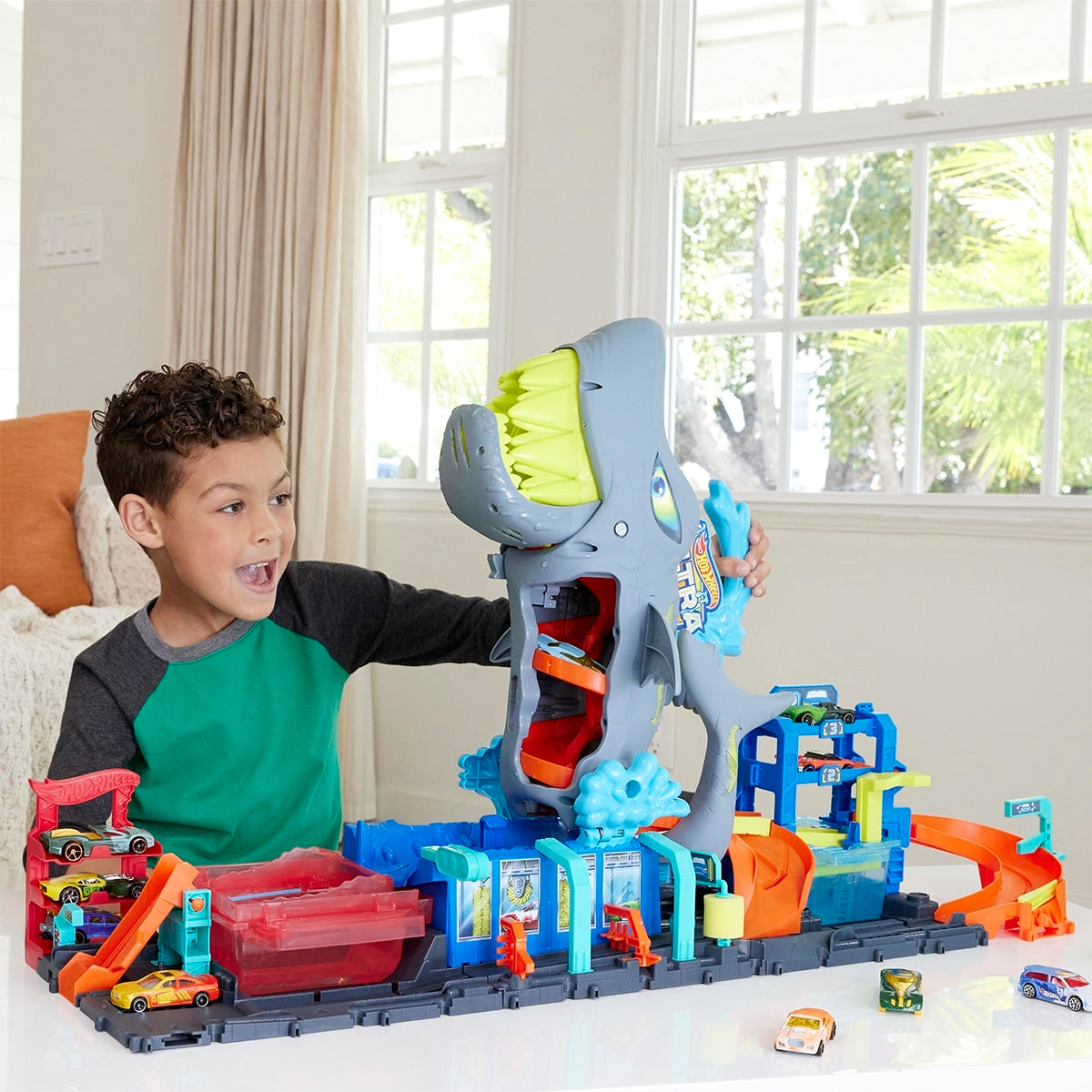 Đồ Chơi Trạm Rửa Xe Cá Mập Khổng Lồ HOT WHEELS HTN82