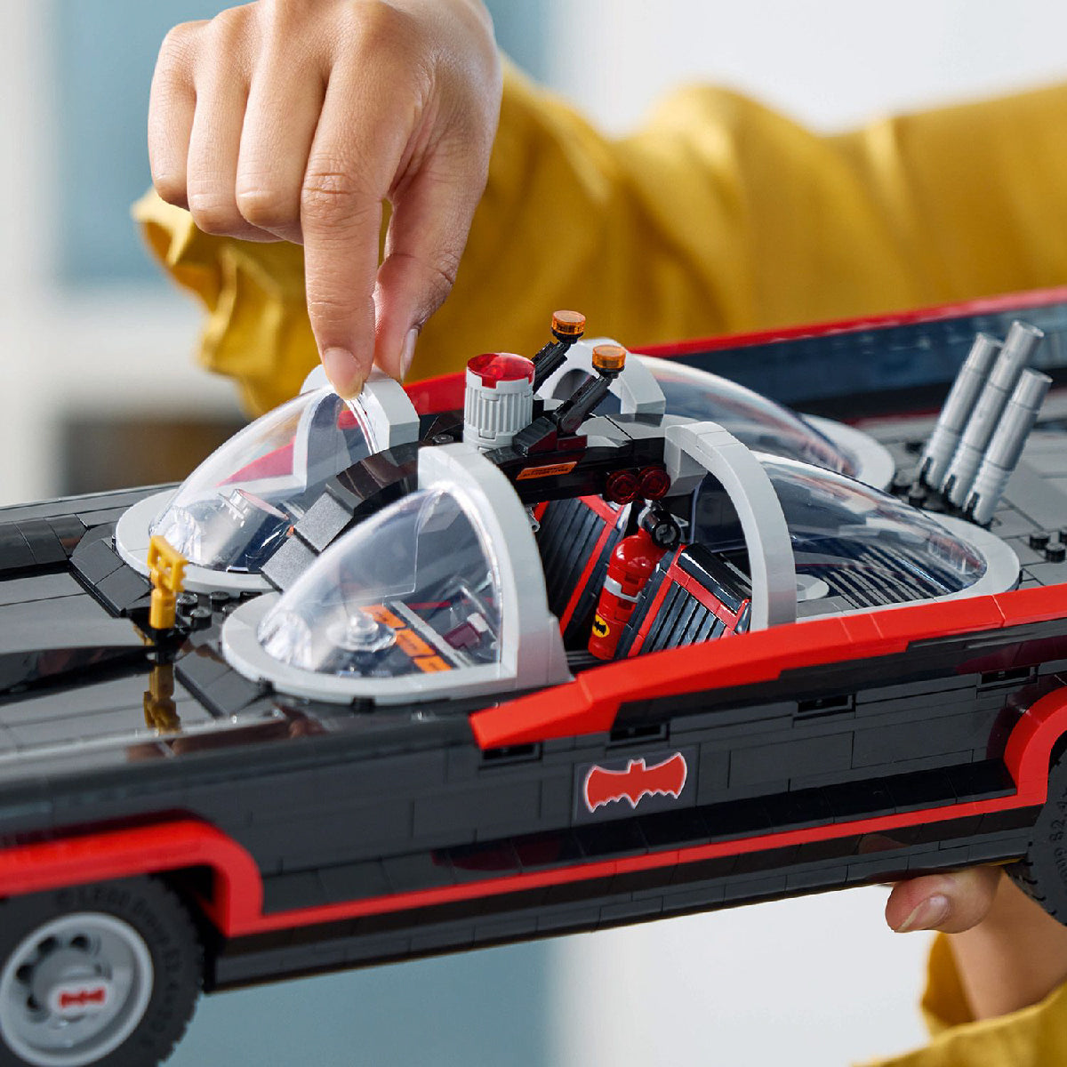 xe-batmobile-huyen-thoai-lego-superheroes-76328-07